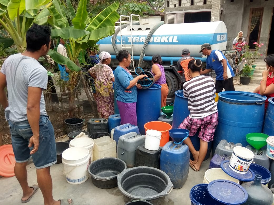 Melalui Tim Tanggap Darurat PG Trangkil bersama Pemkab Pati pendistribusian air bersih warga