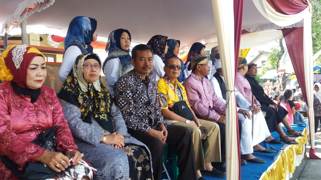 Bersama Bapak Camat dan Ibu KepDes Trangkil di Pawai Bersih Desa 
